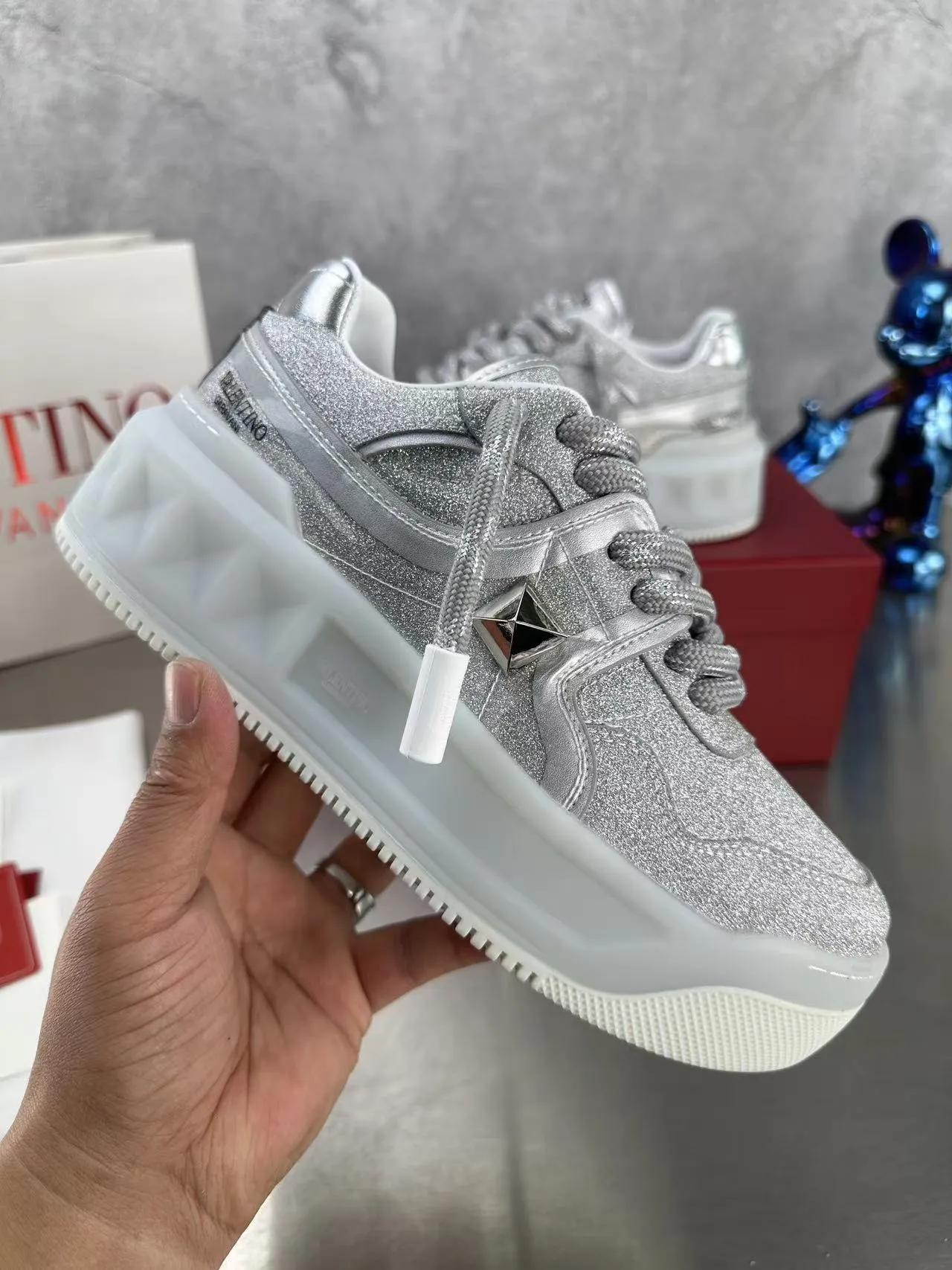 👟👟Ex-factory price 640👟👟 🔺Valentino🔺Valentino new casual shoes 2023 latest model hot style for catwalk couples, thick shoelaces, the same style as Elsa Hosk, Zhang Yixing, Guan Xiaotong and many other stars 🔥 Top version + lasting process, full oil edge on the upper. Fabric: Customized cowhide + cowhide lining with breathable mesh. Outsole: original molded TPU thickened outsole. Size for women is 35-40. Men’s size is 39-45.